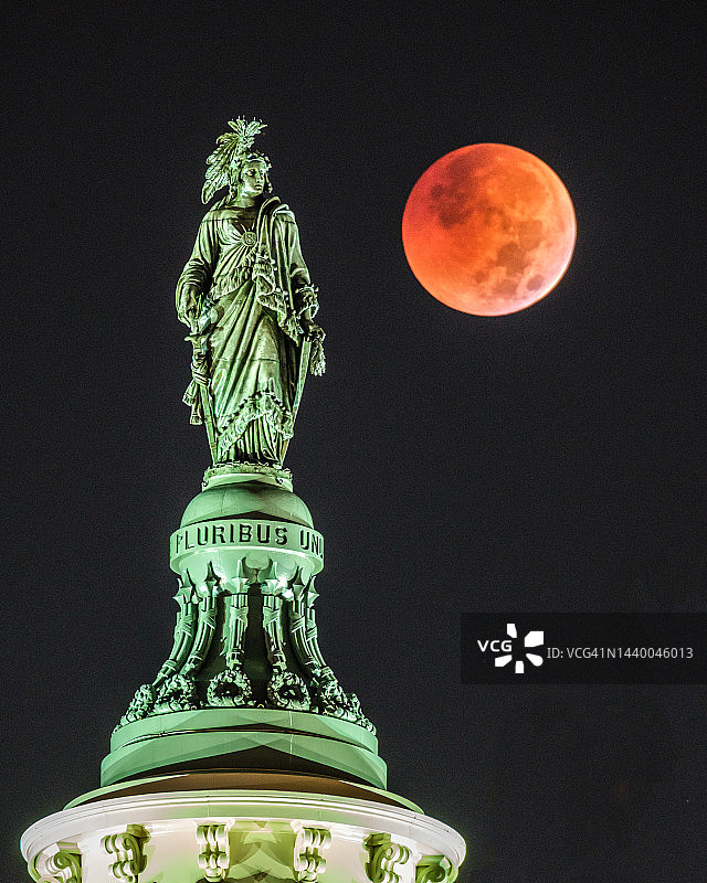 自由女神像与日食1图片素材