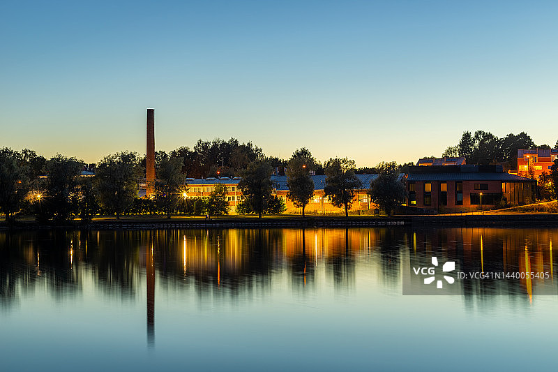 日落时分芬兰赫尔辛基万塔河的急流图片素材