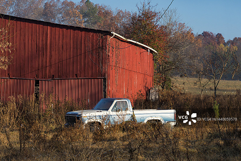 红色谷仓和蓝色复古皮卡车图片素材