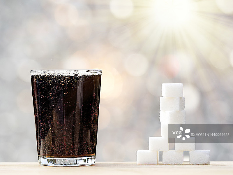 一杯可乐及其等量含糖量饮品图片素材