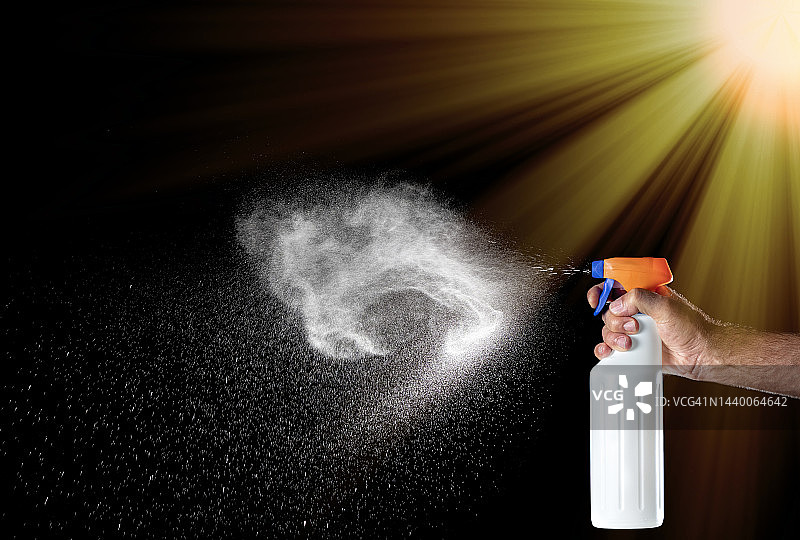 戴手套的人用消毒喷雾清洁特写图片素材