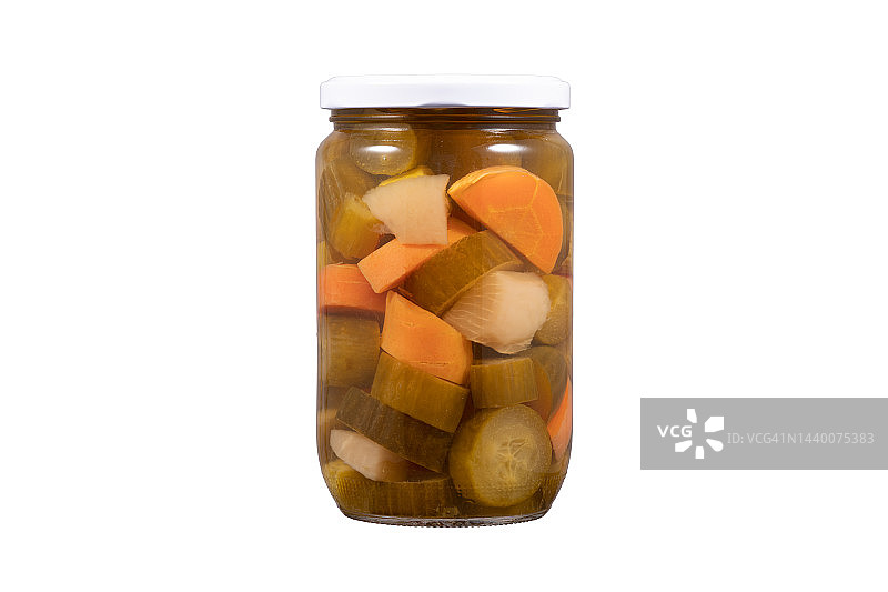 白色背景上孤立的玻璃罐中的腌黄瓜和胡萝卜图片素材