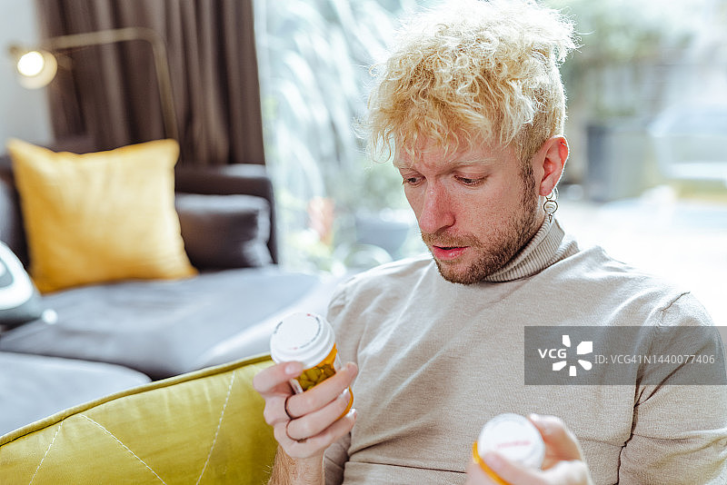 年轻男人拿着药瓶图片素材