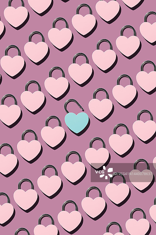 从人群中脱颖而出的打开的心锁图片素材