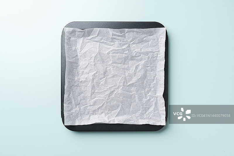 铺有褶皱烘焙纸的空烤盘图片素材