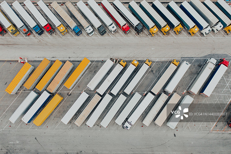卡车停靠站停放的卡车航拍图片素材