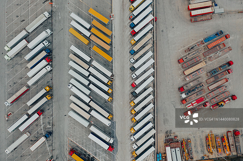 卡车停靠站停放的卡车航拍图片素材