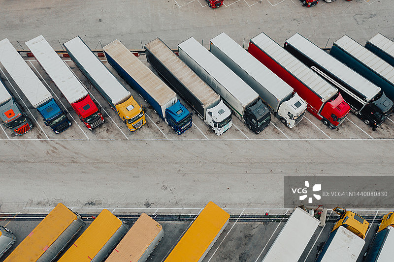 卡车停靠站停放的卡车航拍图片素材