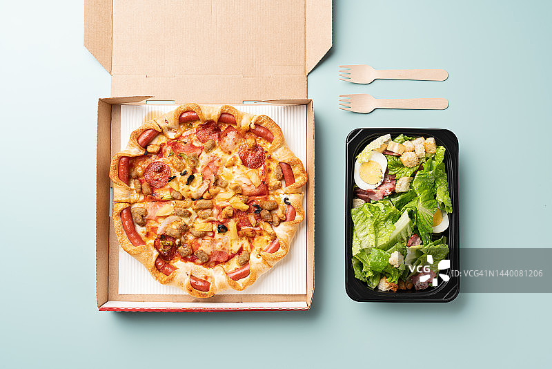 香肠披萨配凯撒沙拉外卖食品图片素材