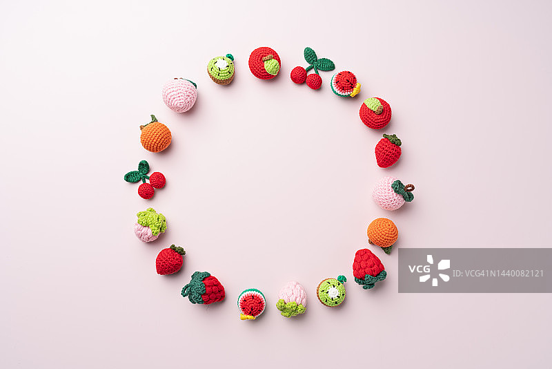 粉色背景上的钩针水果圆形边框图片素材