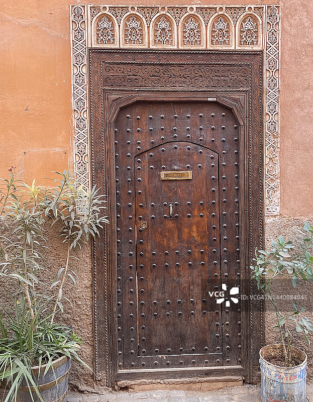 摩洛哥马拉喀什的棕色旧门图片素材