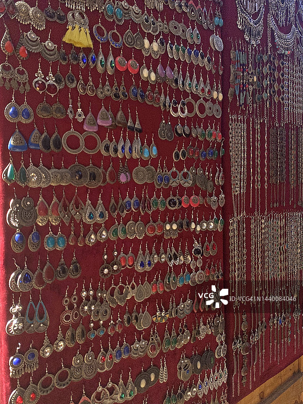 义卖市场中出售的耳环图片素材