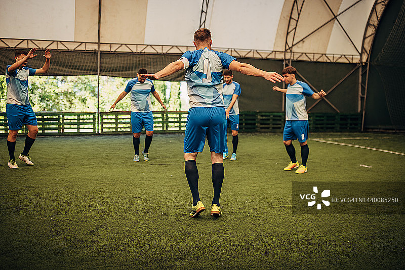 足球运动员一起训练图片素材