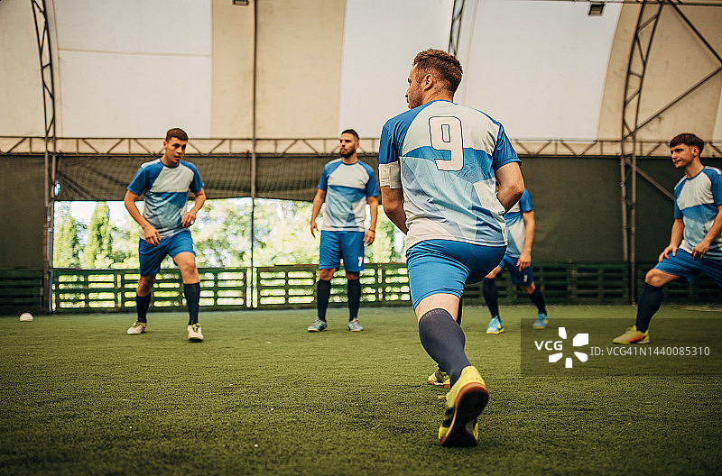 足球运动员一起训练图片素材