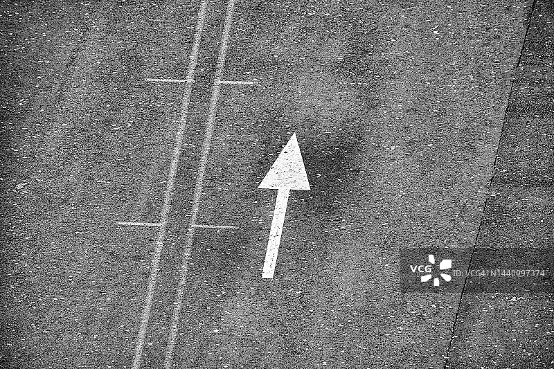 下雨的停车场，有白色条纹图片素材