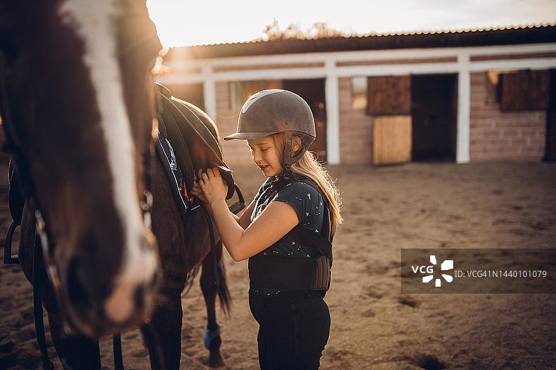 漂亮的女孩准备骑马图片素材