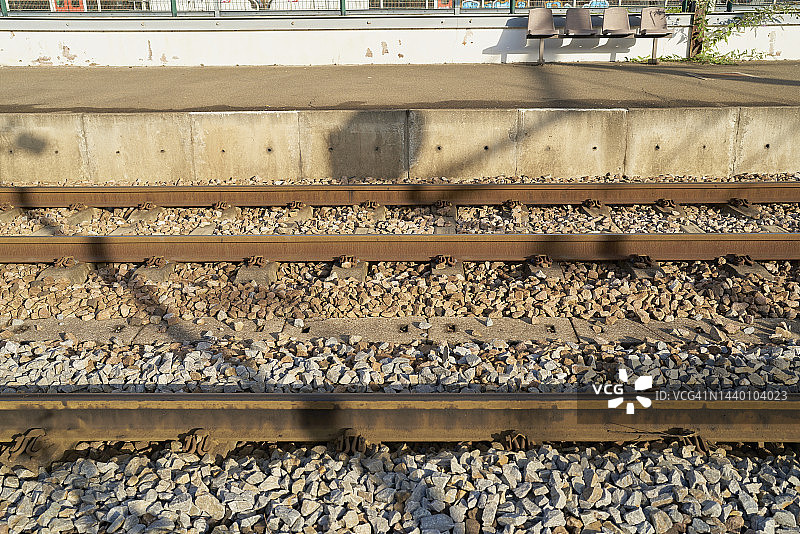 阳光下的对称火车轨道图片素材