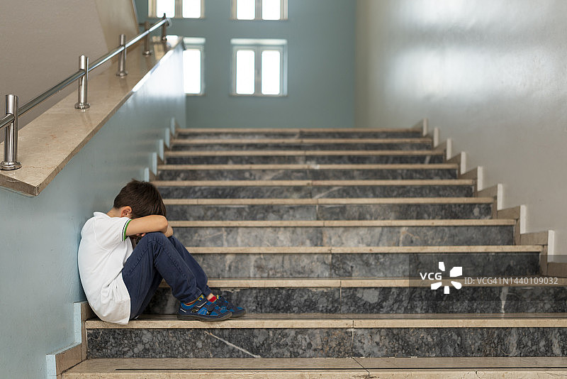 刚入小学的孩子不适应学校的问题图片素材