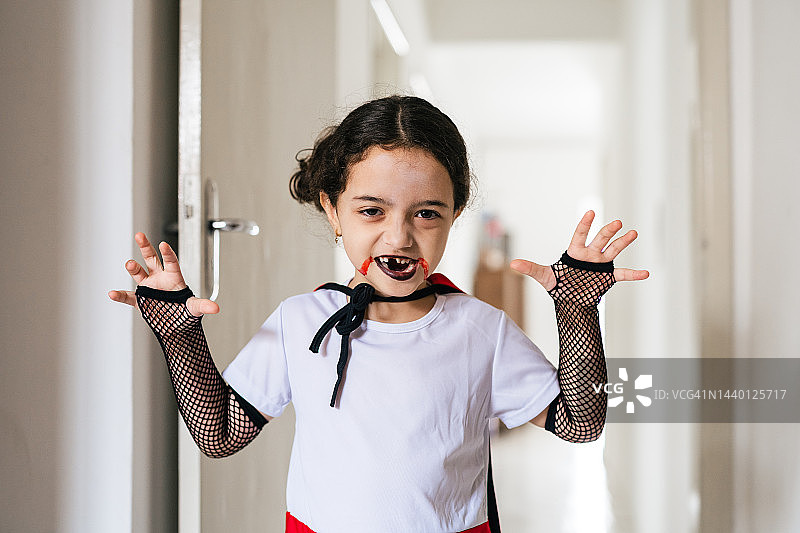 准备在学校过万圣节的小女孩图片素材