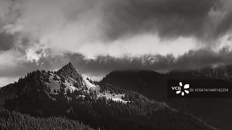 尖塔石（黑白）图片素材