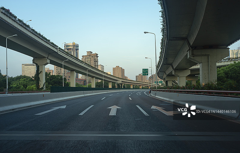 上海夏季早晨的城市高架路图片素材