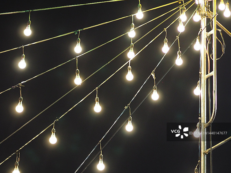 乒乓球台灯光的散景，彩色灯光，蓝色红色绿色橙色黑色白色黄色模糊背景，圣诞快乐图片素材