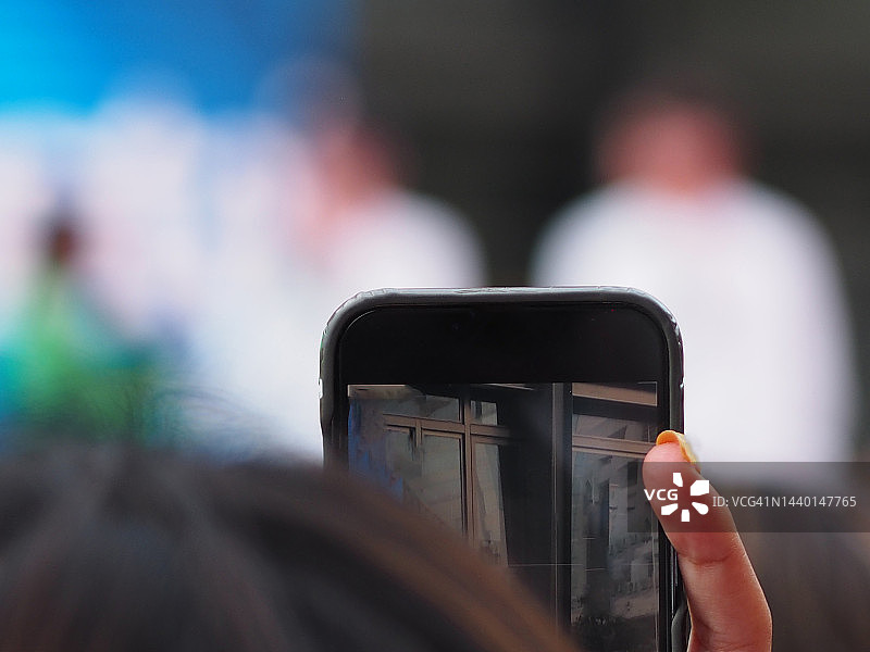 手持手机拍摄虚化背景照片图片素材