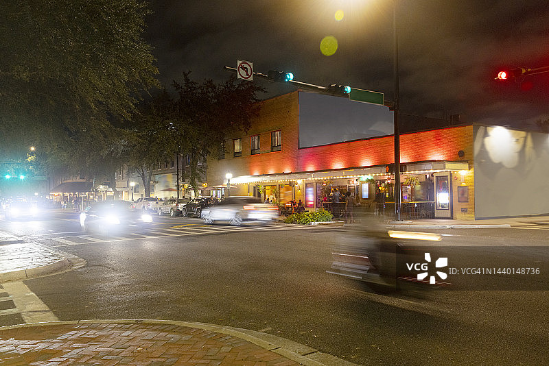 佛罗里达州盖恩斯维尔市中心秋季夜景：餐厅和酒吧图片素材