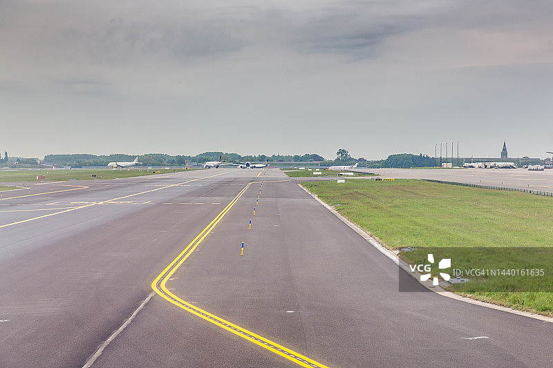 扎芬特姆机场跑道上的飞机图片素材