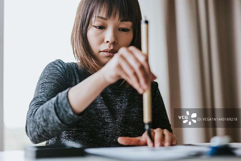 日本女性书写传统新年书法图片素材