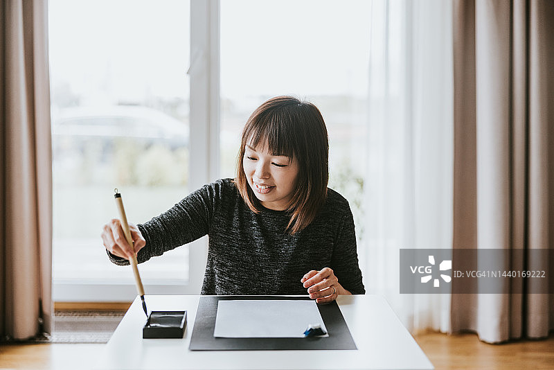 日本女性书写传统新年书法图片素材