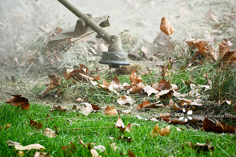 工作中的割草机图片素材