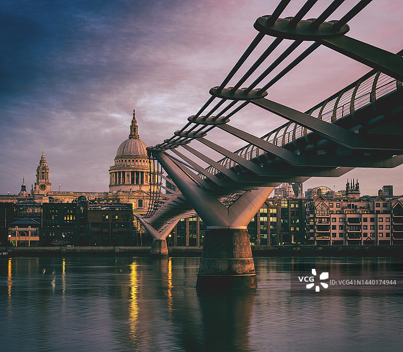 地平面视角的圣保罗大教堂和千禧桥日出景观图片素材