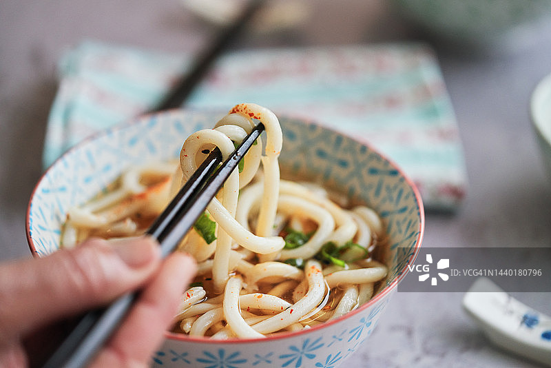 享受日式美食：乌冬面图片素材