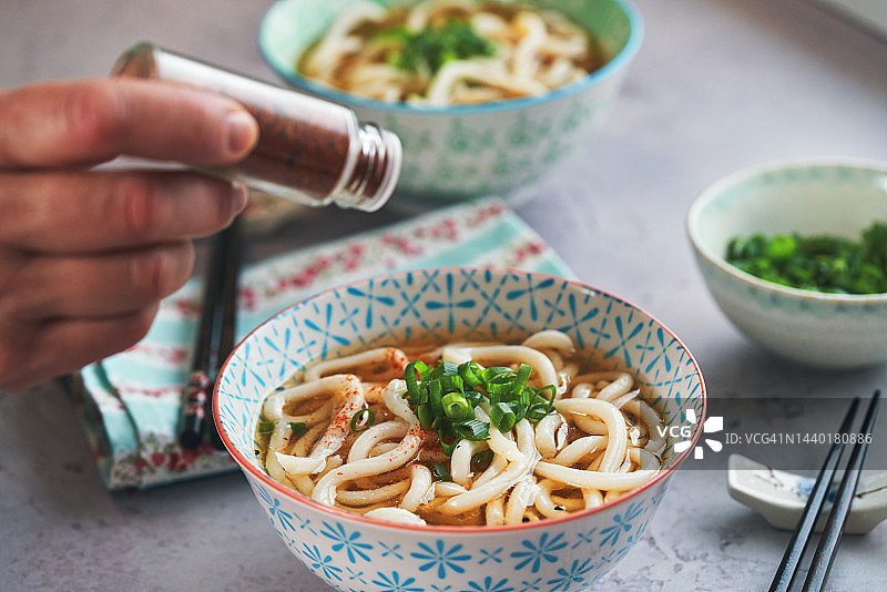享受日式美食：乌冬面图片素材