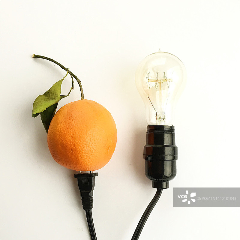 用橙子发电的概念灯泡图片素材