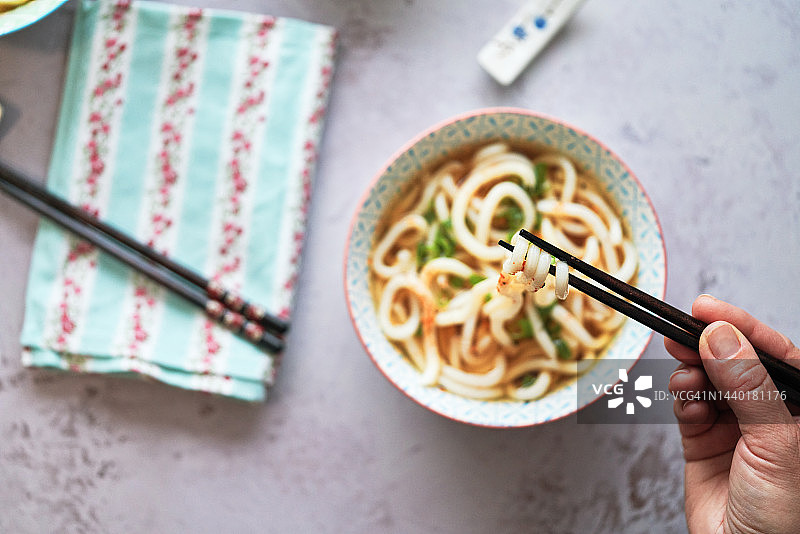 享受日式美食：乌冬面图片素材