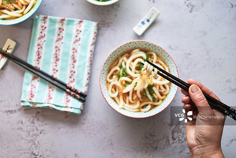 享受日式美食：乌冬面图片素材