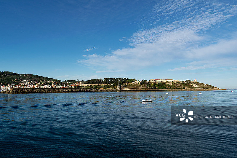 西班牙加利西亚巴约纳城堡酒店及海岸线风光图片素材