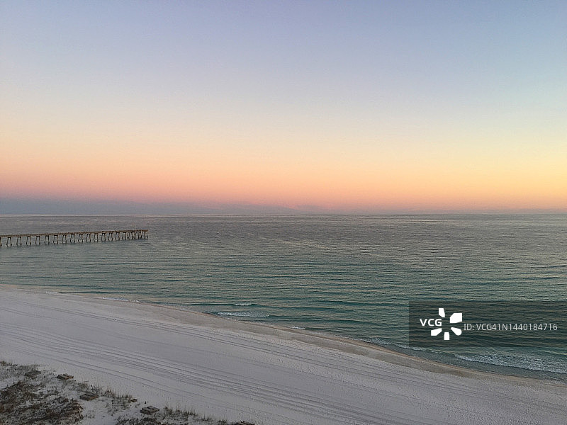 彭萨科拉海滩海湾码头日落，美国佛罗里达州圣罗萨图片素材