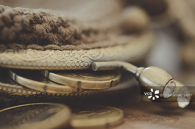 欧元硬币从打开的钱包中洒落的特写图片素材