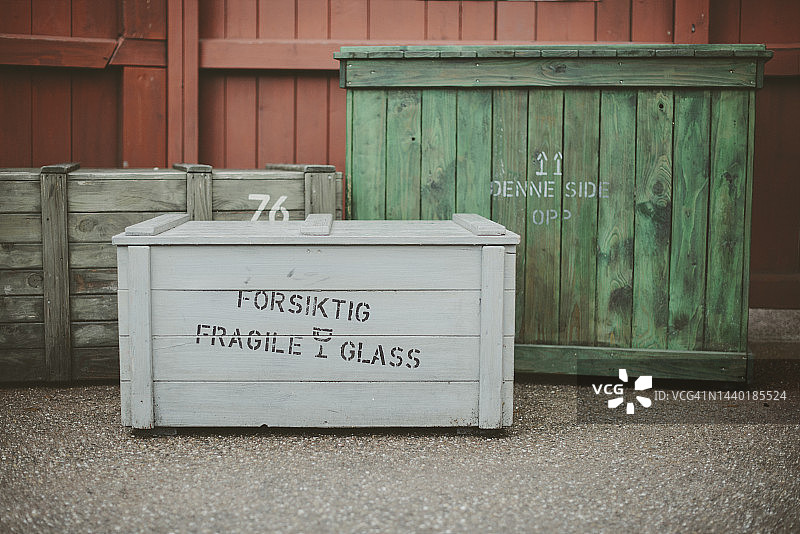 三个彩色木制运输箱图片素材