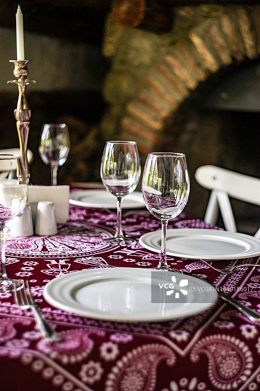 晚餐餐桌布置与传统红色格鲁吉亚桌布图片素材