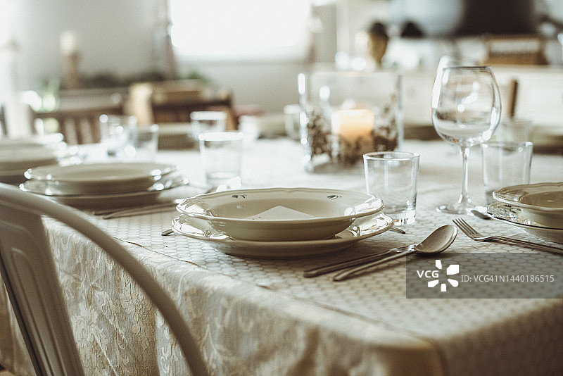 圣诞节的正式餐桌布置特写图片素材