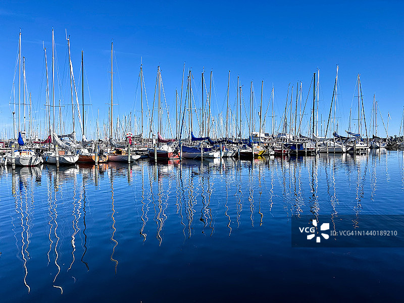 停泊在丹麦西兰岛罗斯基勒峡湾港口的游艇图片素材