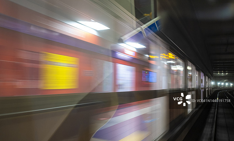行驶中的地铁列车图片素材