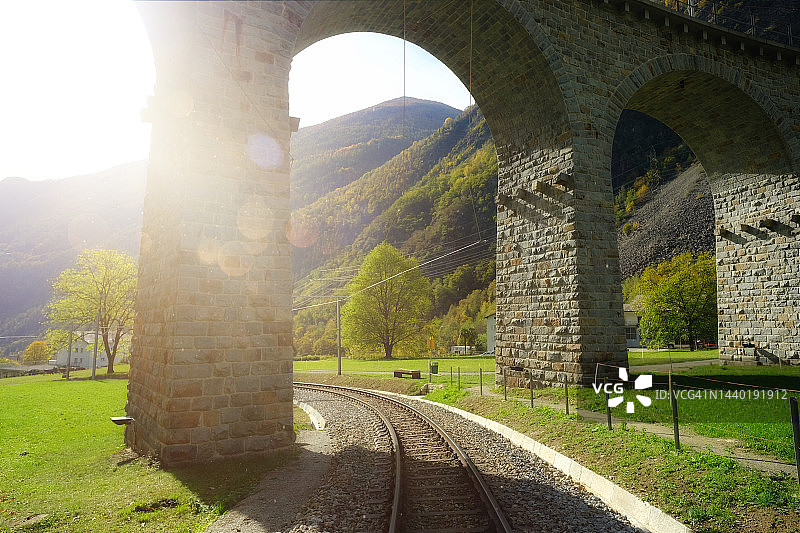 伯尼纳列车雷蒂克铁路全景拱门图片素材