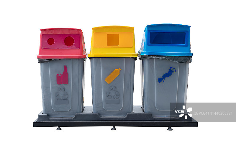 白色背景上的三个彩色回收箱图片素材