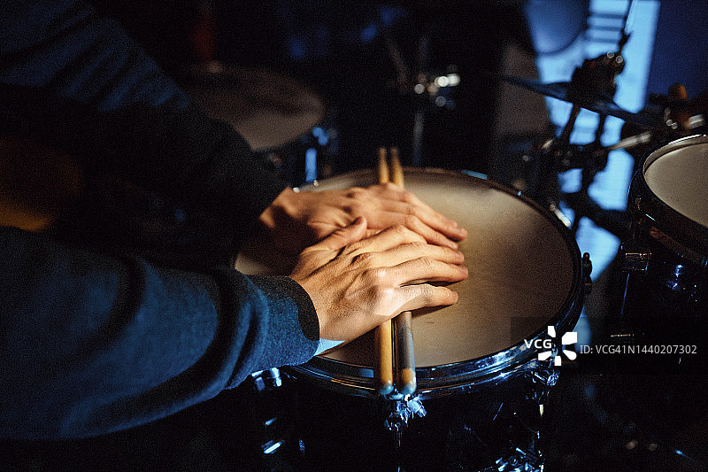 男人手放在打击乐器上图片素材