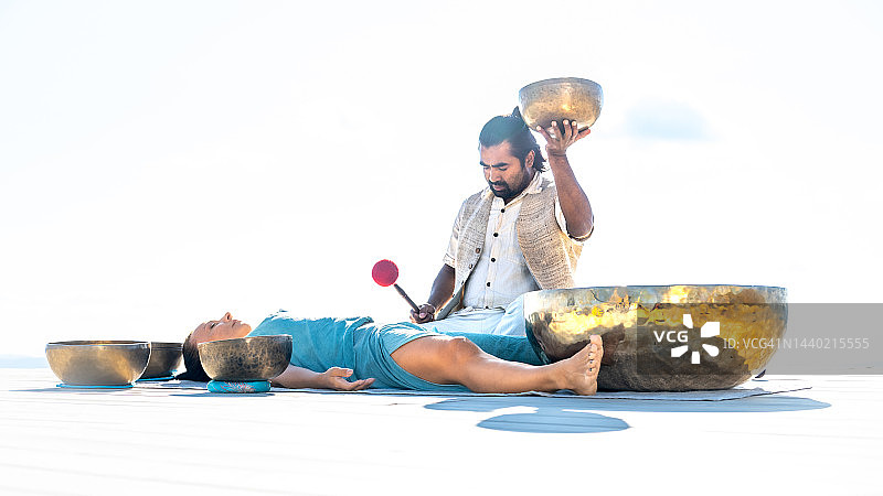 在白色背景上接受音乐治疗的女人图片素材